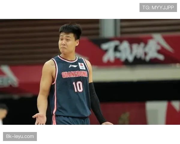 裁判监督接受采访，解读新赛季关于禁区内犯规吹罚尺度的统一标准